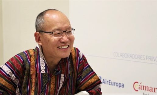 Dasho Karma Ura: «Los gobiernos deben reconocer la legÃtima aspiración de personas y animales de ser felices»